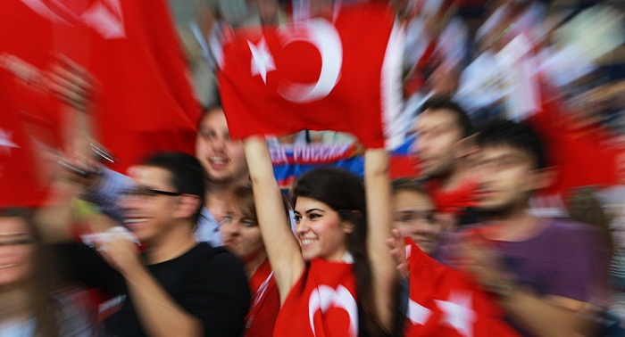 Des supporteurs turcs crient 