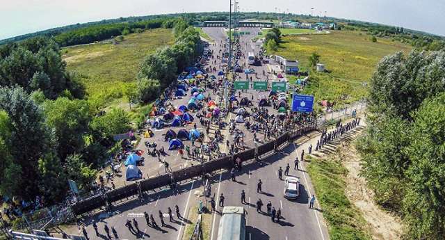 À Calais, un bus d’écoliers attaqué par des migrants  