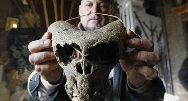 L`Express a retrouvé des crânes "extraterrestres" dans le Caucase du Nord en Russie