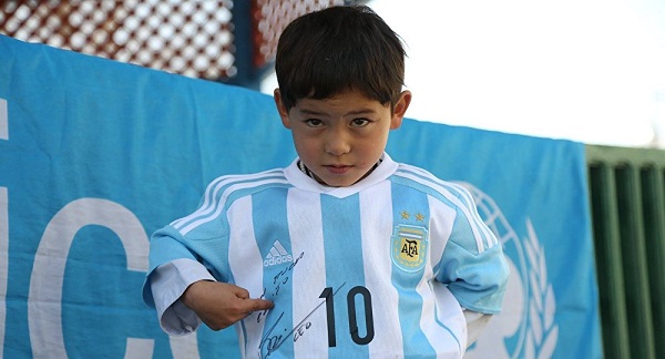 Messi rend son petit fan afghan heureux en lui envoyant de vrais maillots