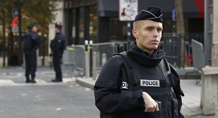 Il sème la panique à des terrasses de café parisiennes avec un fusil factice