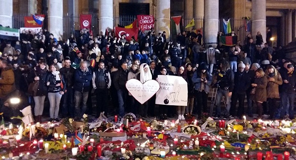 Des Bruxellois dans la rue pour les victimes et "contre la haine"