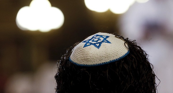 Un juif français vient à la synagogue habillé en djihadiste