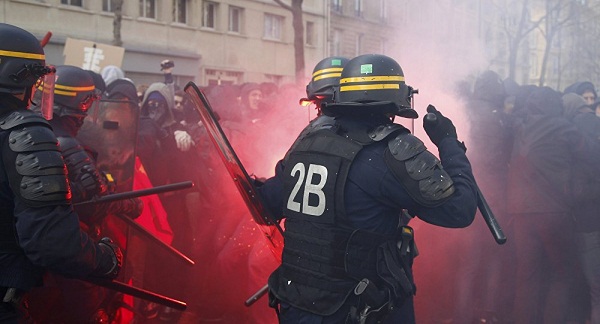 Loi travail: entre 14.000 et 15.000 manifestants à Paris, un policier blessé
