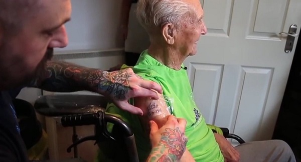 A 104 ans, il se fait tatouer et entre dans le Guinness des records !