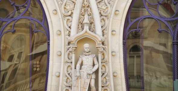 Un fan de selfies brise une statue du roi portugais vieille de 126 ans