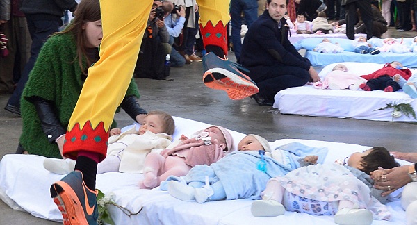 Sauter par-dessus des nouveau-nés: un festival étrange venu d’Espagne - VIDEO