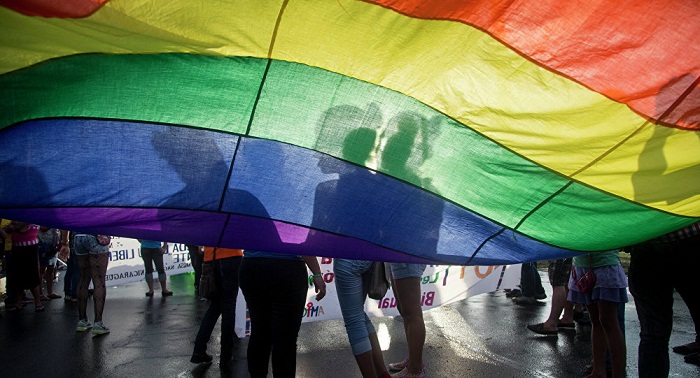 Le chancelier autrichien commémore les victimes d`Orlando à la Gay Pride