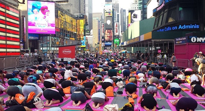 Des milliers de fans de yoga à Times Square pour fêter l`été