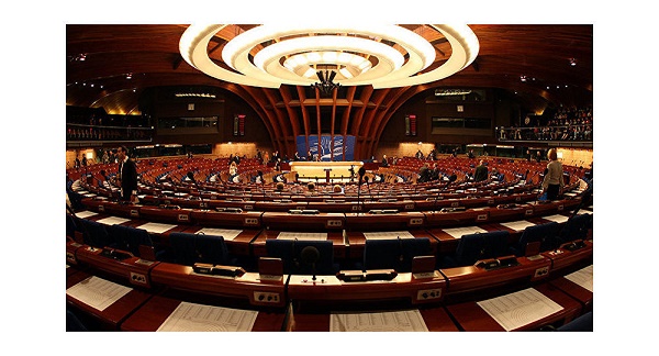 L`APCE interdit applaudissements et drapeaux pendant ses réunions