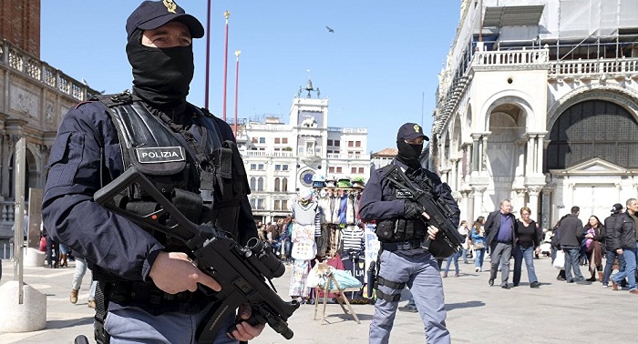 Les policiers italiens invités à porter leurs armes 24 heures sur 24
