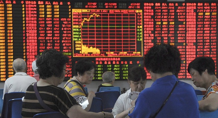 Chinese Stock Markets Slide on Yuan Devaluation Fears 