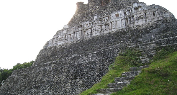 Découverte du siècle: le tombeau d`un souverain maya retrouvé
