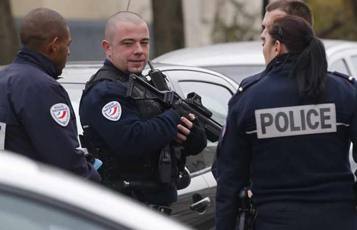 Un policier blessé à coups de ciseaux à Paris, son agresseur abattu