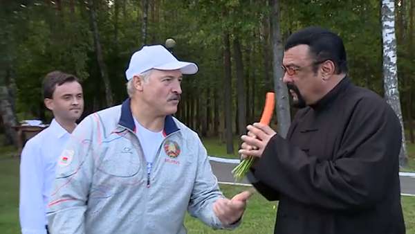 Quand Steven Seagal distribue de la soupe dans une cantine en Biélorussie  