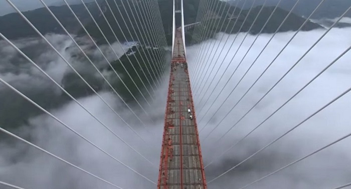 Le plus haut pont suspendu du monde construit en Chine - VIDEO