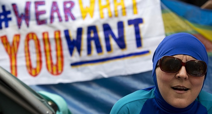 Vienne: une piscine interdit le burkini, des musulmans manifestent