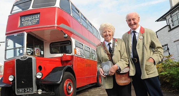 A 82 ans, Il achète un bus similaire à celui où il a connu sa femme