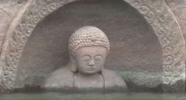 Un Bouddha noyé il y a 600 ans émerge de l`eau en Chine