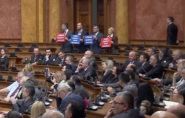 Accueil glacial pour Federica Mogherini au parlement serbe - VIDEO