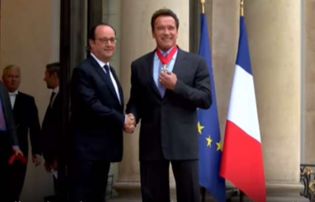Terminator reçoit la Légion d'honneur des mains de Hollande