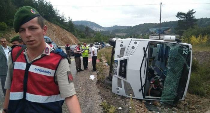 Un bus avec des touristes russes se renverse en Turquie, plusieurs blessés