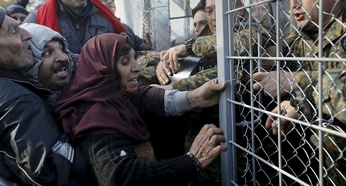 Macedonia reopens border for refugees heading to Germany, Austria