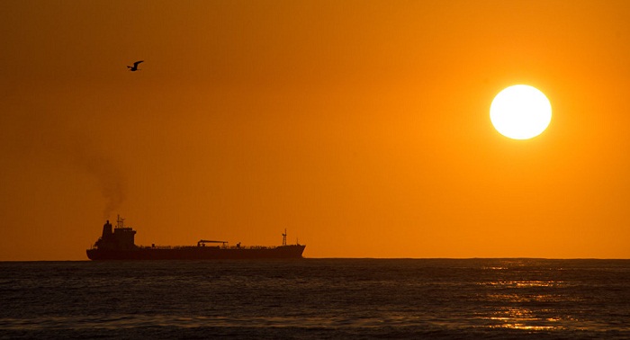Tanker sinks off Tokyo Bay, spills oil in sea