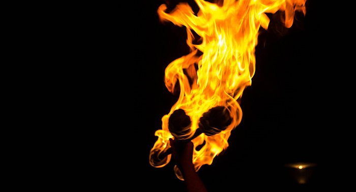 Firefighter killed, thousands evacuated amid blaze in South France 