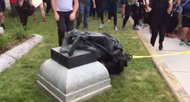 Une statue d'un soldat confédéré déboulonnée aux États-Unis