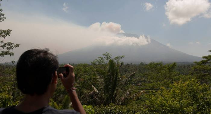 Un volcan à Bali crache des cendres, craintes d'éruption