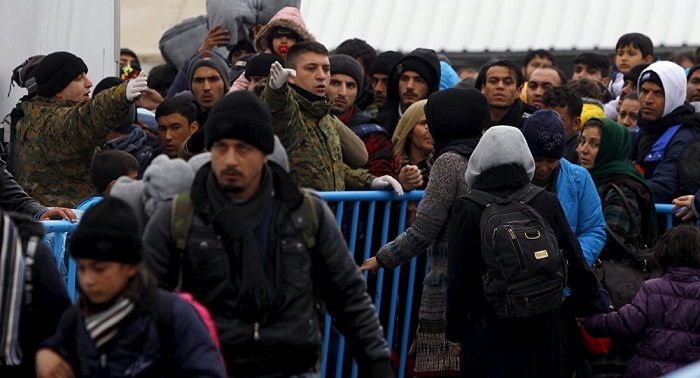 Thousands of migrants await entry to Macedonia on Greek border