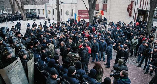 Protesters in Moldova establish National Salvation Council, block traffic