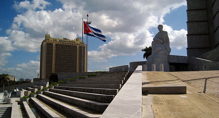 Obama pays tribute to Cuban hero ahead of historic meeting with Castro