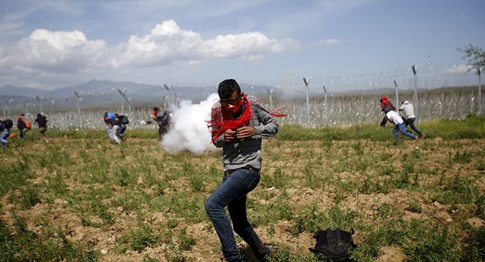 Macedonia Police Deploy Tear Gas as Migrants Attempt Entry From Greece