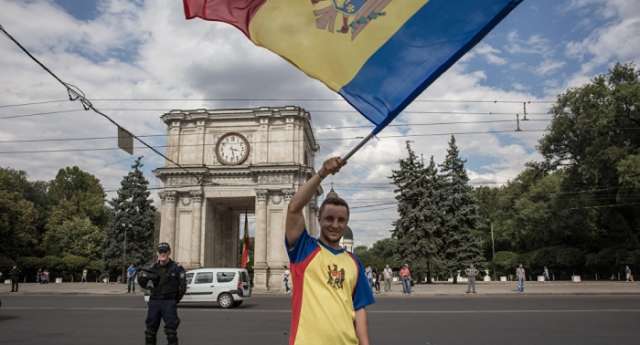 Some 1,000 Moldovans march in Chisinau against mixed electoral system