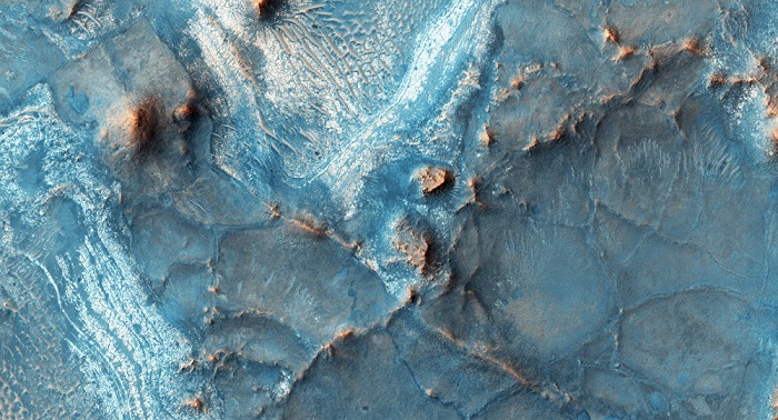 NASA captures stunning images of most colorful region on Mars 