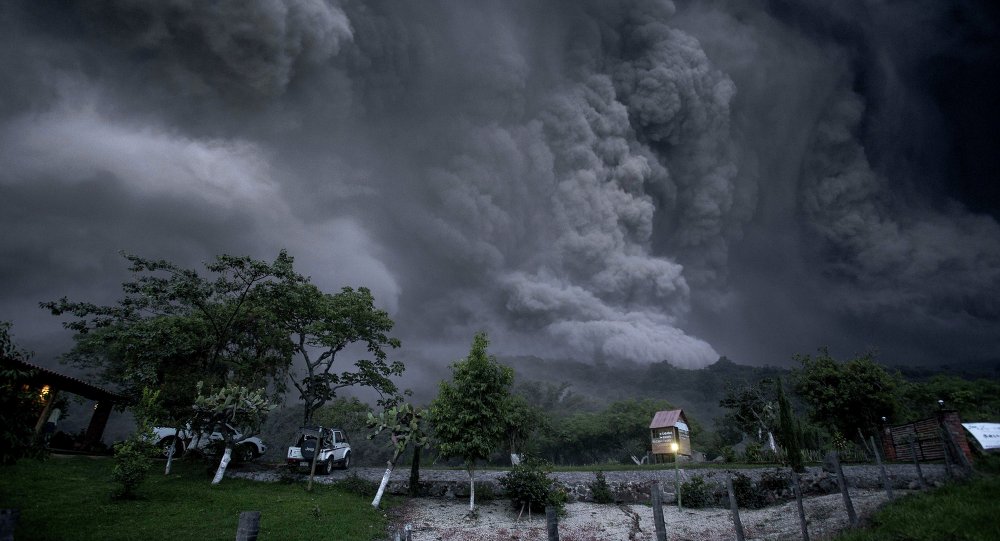 Volcán Colima lanza fumarola a más de 3.500 metros de altura en México