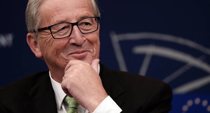 Juncker salue "la voie politique nouvelle" empruntée par la France