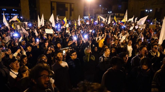 Colombianos se manifiestan en pro de acuerdo de paz con las FARC