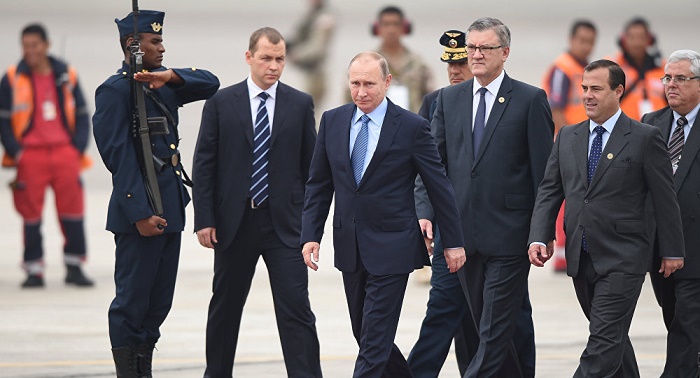 Peruvian woman tries to give President Putin an unusual gift during APEC Summit