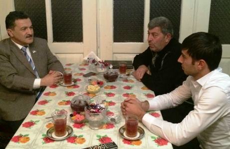 Deputat Dilqəm Əhmədovun ailəsinə baş çəkdi