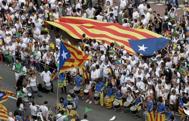 Cataluña contrapone democracia española y británica con el referendo escocés como ejemplo