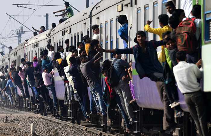 4 people crushed to death while taking selfies on moving train in India