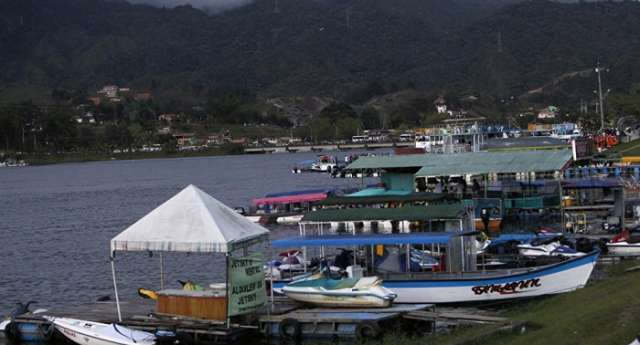 Boat with 150 tourists aboard sinks in Colombia
