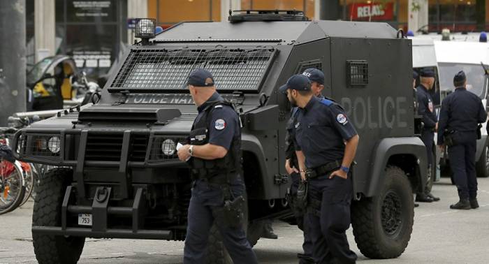 Acto deliberado: un vehículo atropella a un grupo de soldados cerca de París