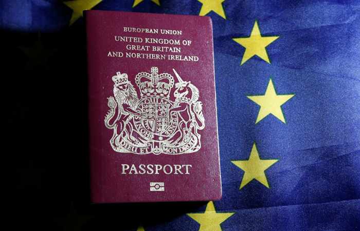 Pasaportes del Reino Unido volverán a ser azules tras el Brexit
