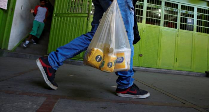 Venezolanos realizan compras desesperadas antes de la elección
