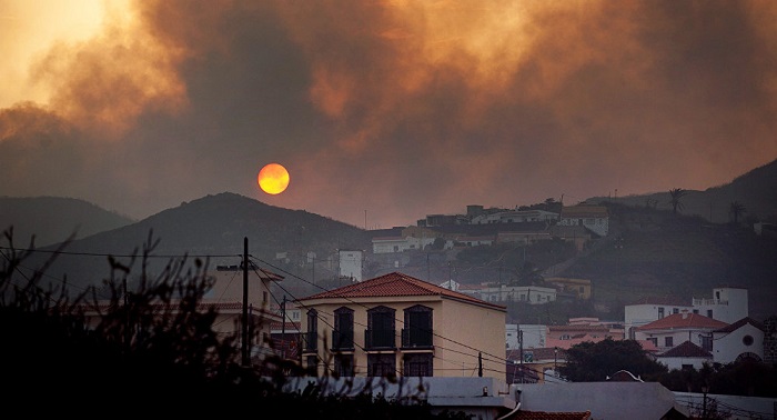 Evacuación masiva en la isla canaria de La Palma tras un incendio