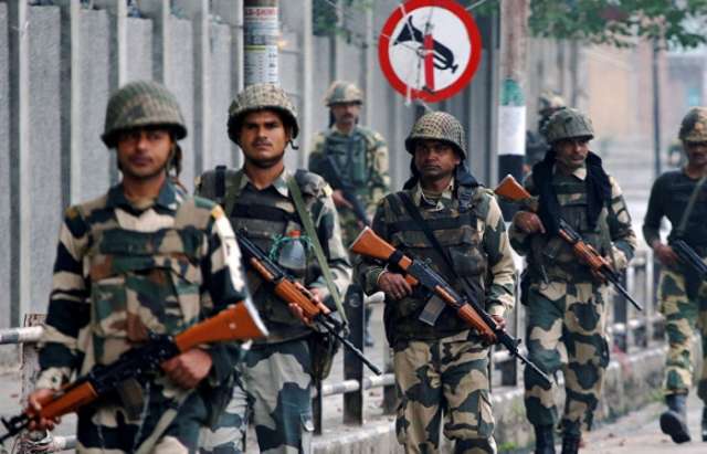 Militares indios abaten a dos terroristas en Cachemira